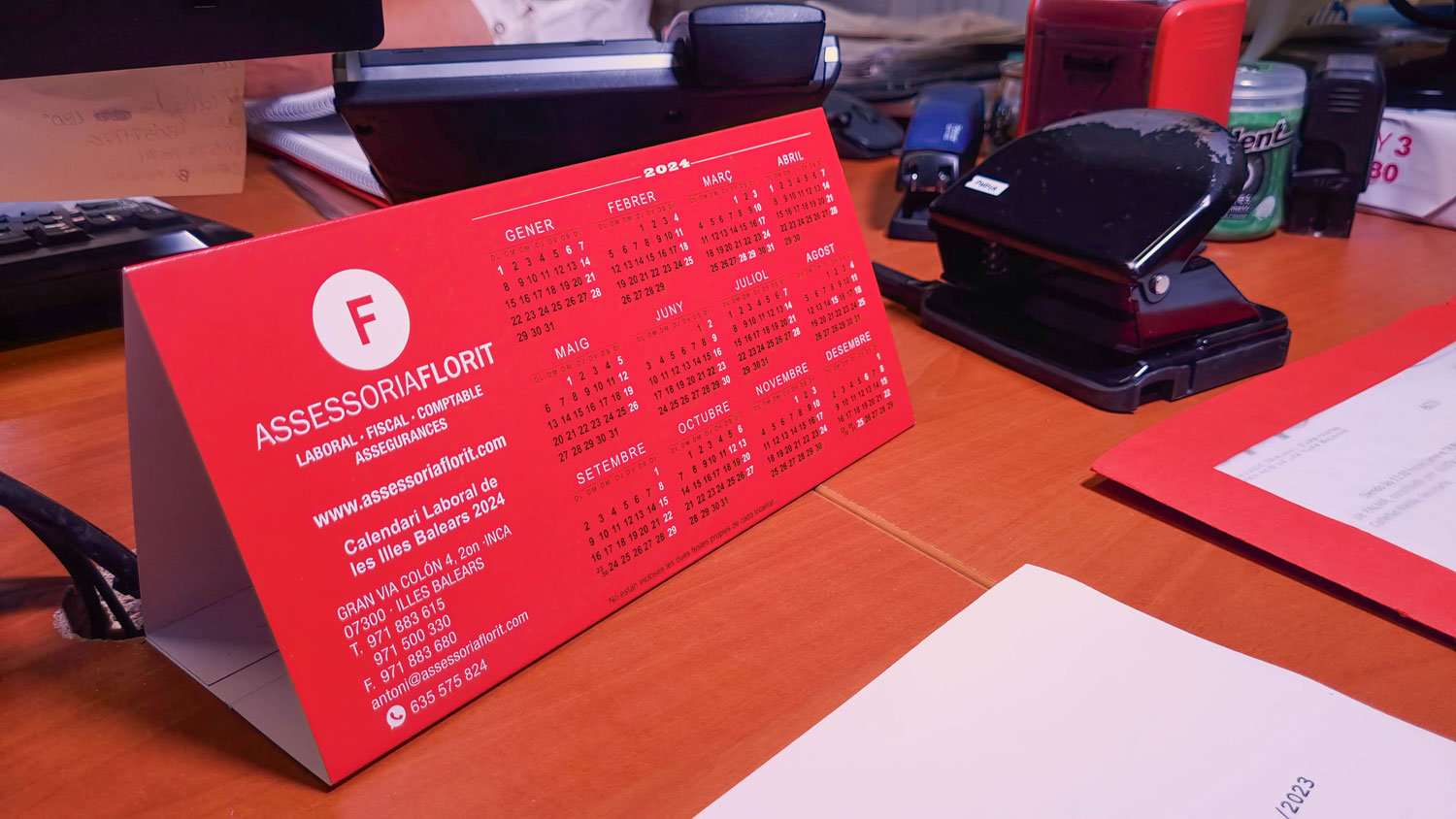 Foto de detalle del calendario corporativo rojo de Assessoria Florit